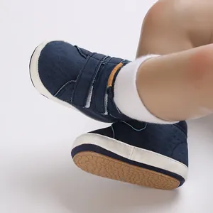 Detailansicht blauer Baby-Lauflernschuhe mit rutschfester Gummisohle und Klettverschluss