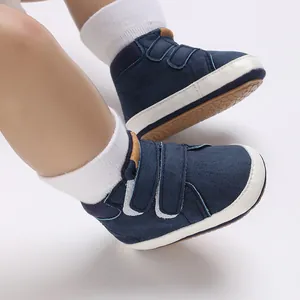 Detailansicht dunkelblauer Babylernlaufschuhe mit verstellbarem Klettverschluss