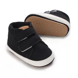 Schwarze Lauflernschuhe für Babys mit rutschfester Gummisohle und Klettverschluss.
