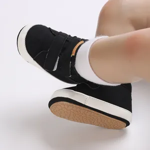 Detailaufnahme von Baby-Lernlaufschuhen mit rutschfester Gummisohle und Klett