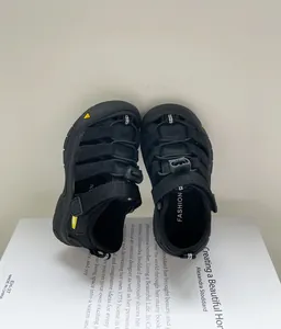 Vue de dessus détaillée de sandales de sport noires pour enfants avec bout fermé protecteur