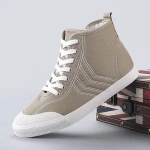 Sneakers alte trendy in tela kaki da donna con eleganti dettagli di cuciture bianche
