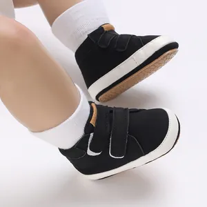 Nahaufnahme schwarzer Baby-Lauflernschuhe mit Klettverschluss und Gummisohle detail