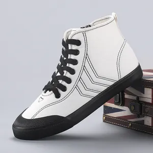 Sneakers alte da donna in tela bianca con lacci neri e suole in gomma resistenti