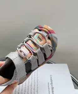 Gros plan d'une sandale de sport pour enfant à motifs avec laçage rapide