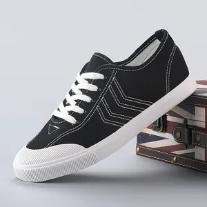 Classiche sneakers in tela nera da donna con lacci bianchi e punta in gomma