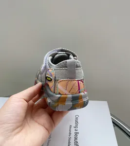 Détail de sandale de plage enfant avec talon imprimé coloré et tige en maille