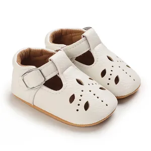 Detaillierte Ansicht der weißen Baby-T-Steg-Schuhe mit Lochmuster und weicher Sohle.