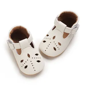 Detailansicht cremefarbener Baby-Spangenschuhe mit Blumenmustern und rutschfester Sohle