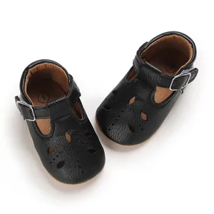 Detailansicht schwarzer Baby-Lauflernschuhe mit klassischem Lochmuster und weicher Sohle
