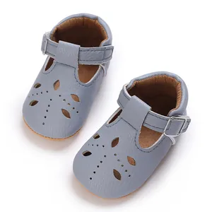 Detailansicht der blauen T-Steg Babyschuhe mit dekorativen Ausschnitten und Schnalle