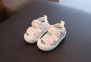 Sandales fermées blanches pour tout-petits avec motifs fraises et lapins sur cuir brun.
