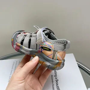 Sandales de sport imprimées pour filles avec semelle souple et motifs géométriques colorés.