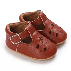 Detailaufnahme von braunen Baby-Lauflernschuhen aus Lederimitat mit Lochmuster