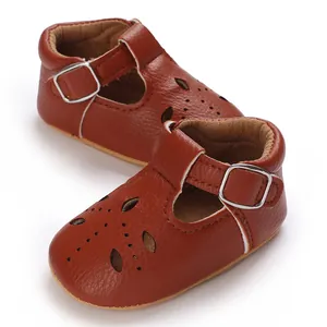 Detailansicht brauner Lauflernschuhe mit Lochmustern und weicher Sohle für Babys
