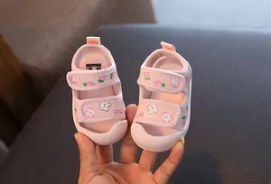 Adorables sandales roses pour tout-petits avec motifs fraises et semelles souples
