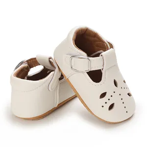 Detailansicht der atmungsaktiven Hohlgestaltung bei weißen Babyschuhen