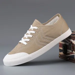Sneakers casual in tela beige da donna con suole in gomma bianca e lacci bianchi