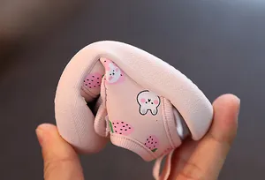 Sandales souples pour bébé fille avec imprimés fraise et lapin, semelle très flexible