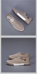Khaki Herren Slipper Freizeitschuhe mit gestreiftem Detail und weißer Gummisohle.