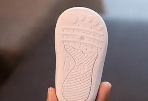 Vue rapprochée d'une semelle souple rose antidérapante pour chaussures bébé taille 115