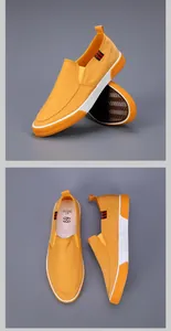 Detailansicht stilvoller gelber Herren-Slipper mit Designelementen und der Außensohle