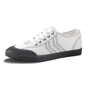 Sneakers in tela bianca da donna con motivo a gallone nero e suola piatta in gomma