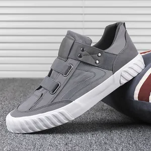 Chaussures décontractées grises pour hommes avec détails de sangles et de rivets mode