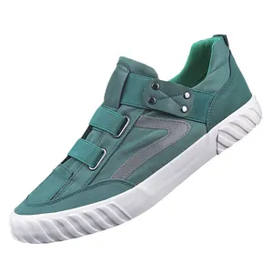 Mocassins de loisirs verts modernes pour hommes avec sangles et semelles blanches
