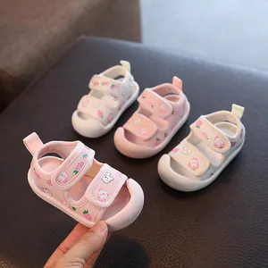 Sandales pour bébé avec motif fraise, semelle souple et bout fermé pour tout-petits