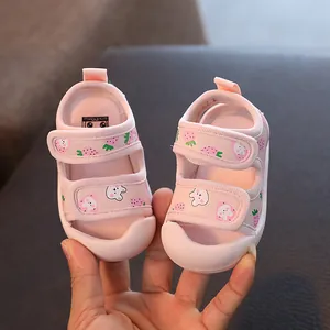 Sandales d'été roses pour bébé fille avec motifs fraises et lapins et semelle souple