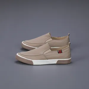 Lässige khakifarbene Herren-Slip-On-Loafer mit stilvollem rot-grünem Webstreifen-Design