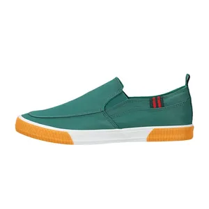 Moderne grüne Herren-Slipper Sneaker mit orangefarbener Sohle und Streifendetail