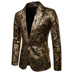 Vista dettagliata del lussuoso motivo paisley dorato su un blazer metallico da uomo