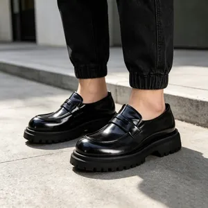 Macrobeeld van glanzend zwart leer op de chunky platform heren penny loafers