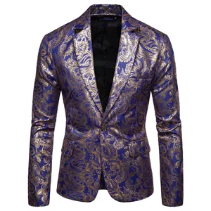 Primo piano di un blazer da uomo blu reale con un elegante motivo paisley dorato.