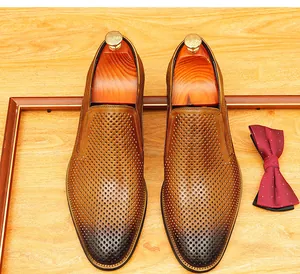Vue détaillée de mocassins en cuir perforé marron pour hommes, design à enfiler élégant.