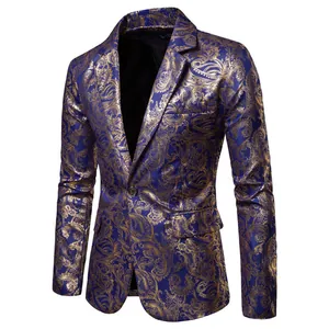 Dettaglio di un blazer di lusso da uomo blu e oro con motivo paisley metallizzato