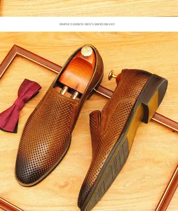 Détail de mocassins en cuir marron pour hommes avec design perforé respirant.