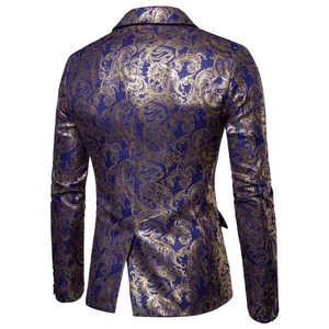 Vista posteriore dettagliata della giacca da uomo blu e oro con motivo paisley