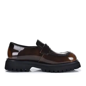 Zijaanzicht van een glanzende donkerbruine leren loafer met een grove zwarte profielzool.