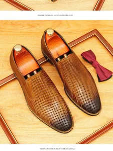Mocassins en cuir perforé marron pour hommes avec détail de bout dégradé.