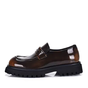 Zijaanzicht van donkerbruine glanzende leren loafers met een dikke zwarte profielzool