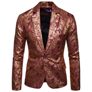 Vista frontale dettagliata di un blazer bordeaux da uomo con stampa paisley in oro.