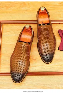 Vue détaillée de mocassins en cuir marron respirant avec motifs ajourés élégants