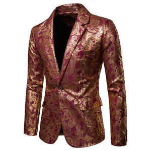 Dettaglio blazer da uomo con motivo paisley dorato lucido su tessuto bordeaux.