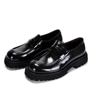 Gedetailleerd overzicht van de zwarte glanzende leren herenloafers met dikke zolen