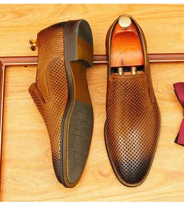 Détail de mocassins en cuir perforé pour hommes, design respirant avec embauchoir en bois