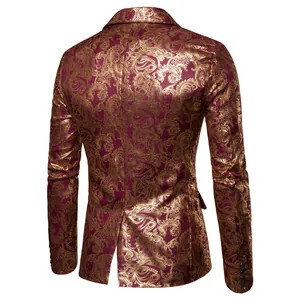 Dettaglio posteriore della giacca bordeaux uomo con motivo paisley dorato per performance