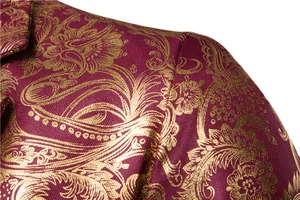 Dettaglio ravvicinato di un abito bordeaux da uomo con motivo paisley dorato metallizzato